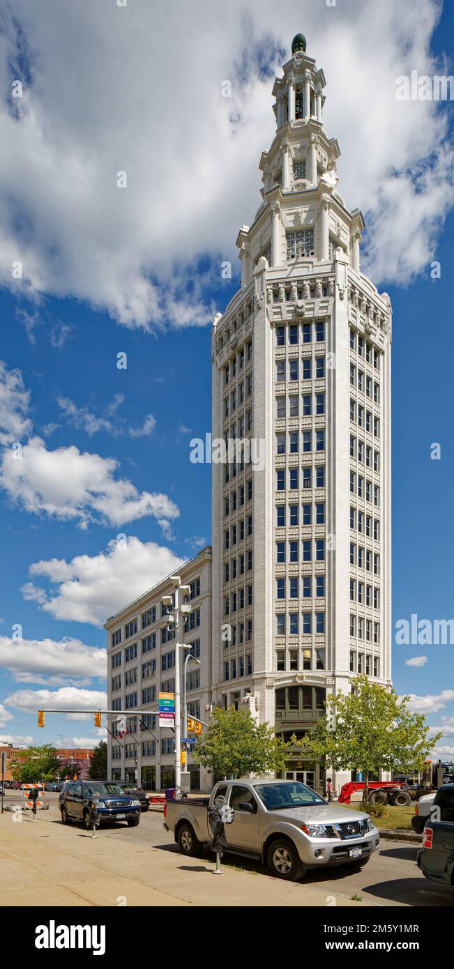 La storica Torre elettrica è ricoperta di terracotta bianca ed è uno degli edifici più alti di Buffalo. Foto Stock