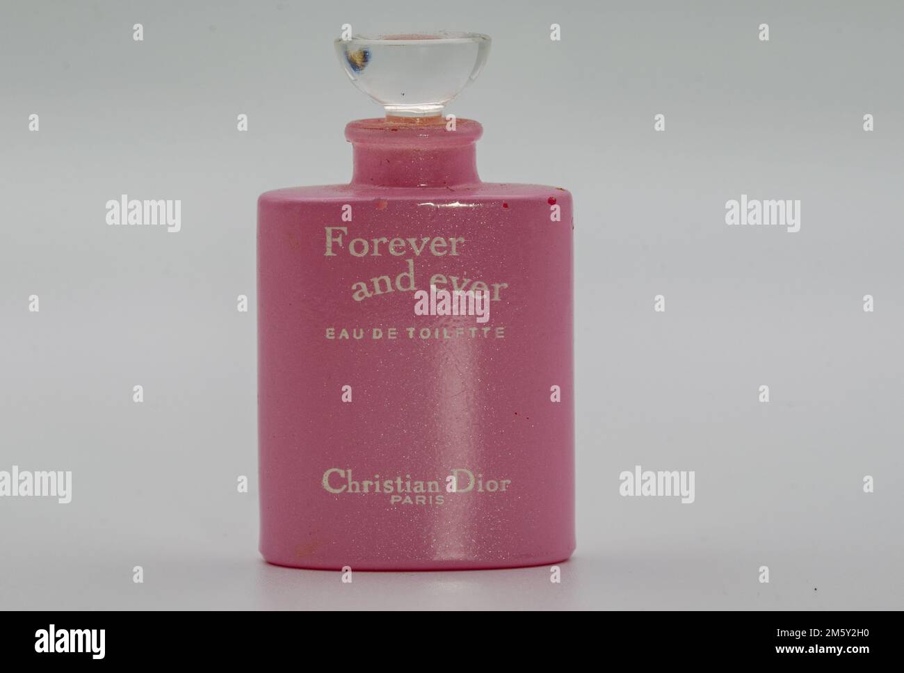 Primo piano di un profumo in miniatura l'elegante e floreale Forever e Ever Dior rende omaggio alla straordinaria eredità della grande casa di couture Foto Stock
