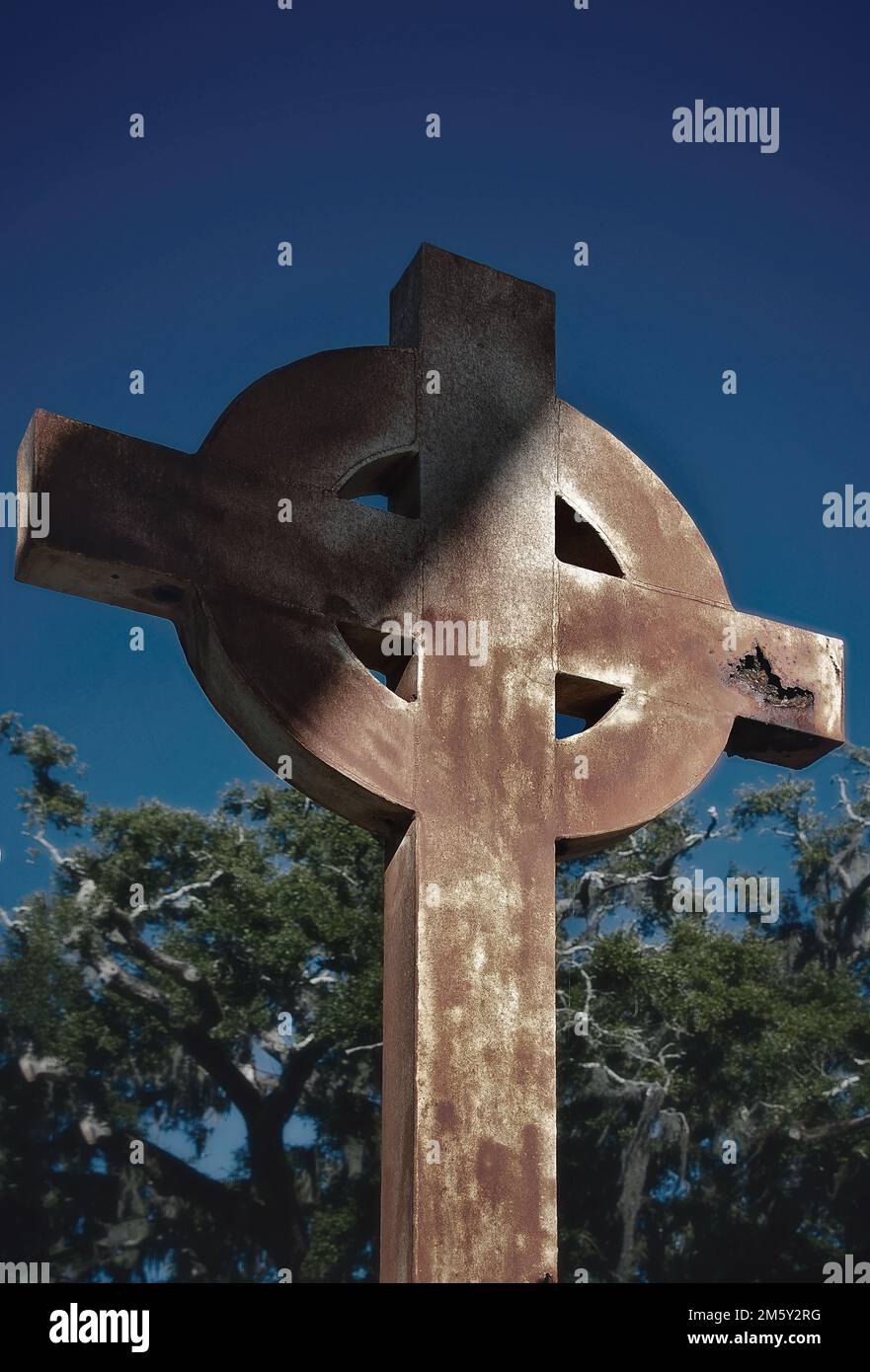 Un monumento commemorativo all'uragano Katrina si trova nell'ex sede della Chiesa episcopale del Redentore, il 28 dicembre 2022, a Biloxi, Mississippi. Foto Stock