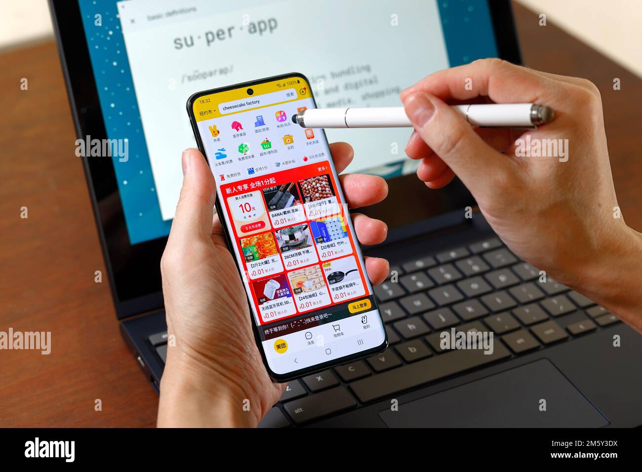 Una persona possiede uno smartphone con la superapp Meituan. Le Super app offrono una moltitudine di servizi digitali in un'unica piattaforma di e-commerce 美團外賣 美团外卖 Foto Stock
