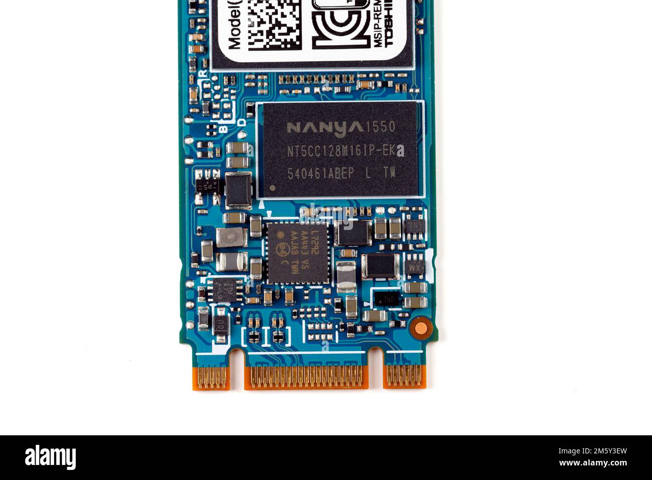 Un chip di memoria SDRAM Nanya Technology su un'unità SSD M.2 isolata su sfondo bianco. Nanya Technology è un produttore taiwanese di DRAM. Foto Stock