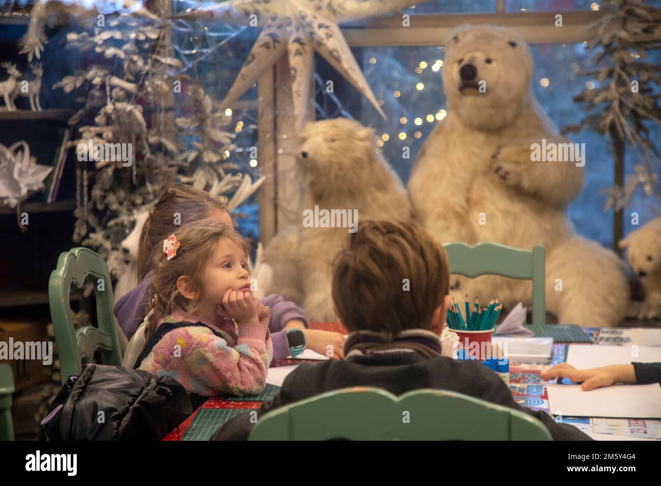 Mosca, Russia. 31st dicembre 2022. I bambini durante le masterclass gratuite al festival Journey to Christmas in Piazza Manezhnaya a Mosca, Russia. Nikolay Vinokurov/Alamy Live News Foto Stock