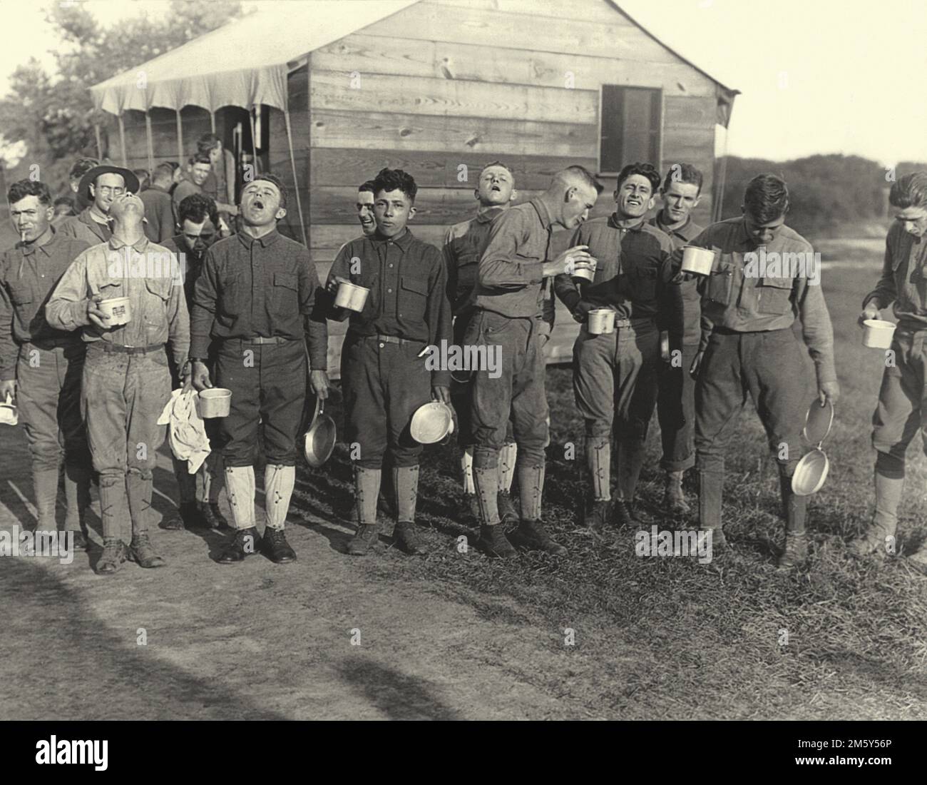 Soldati che gareggiare acqua salata per prevenire l'infezione durante 1918 influenza Pandemic Foto Stock