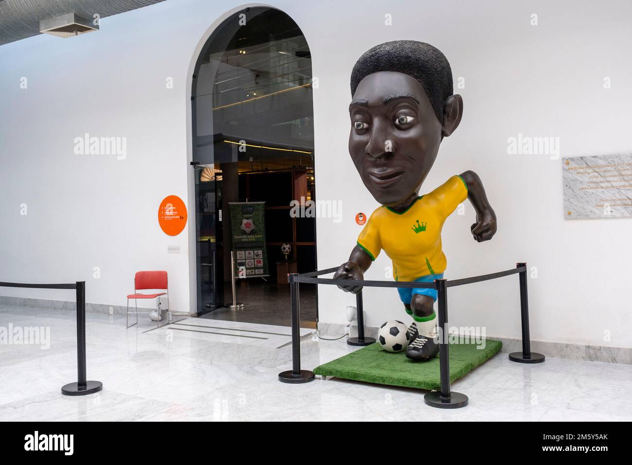 Statua del giocatore di calcio Pele, Re del calcio, ingresso al Museo Pele, Santos, Brasile Foto Stock