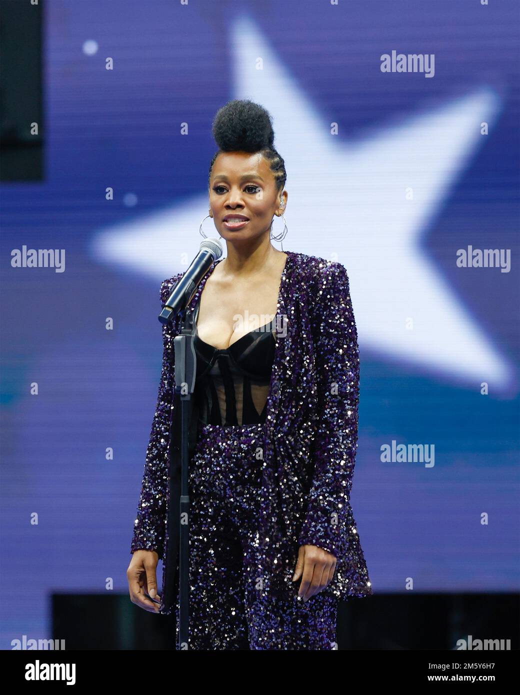 Anika Noni Rose Singing National Anthem durante il torneo di tennis US Open 2022, New York, New York state, USA Foto Stock