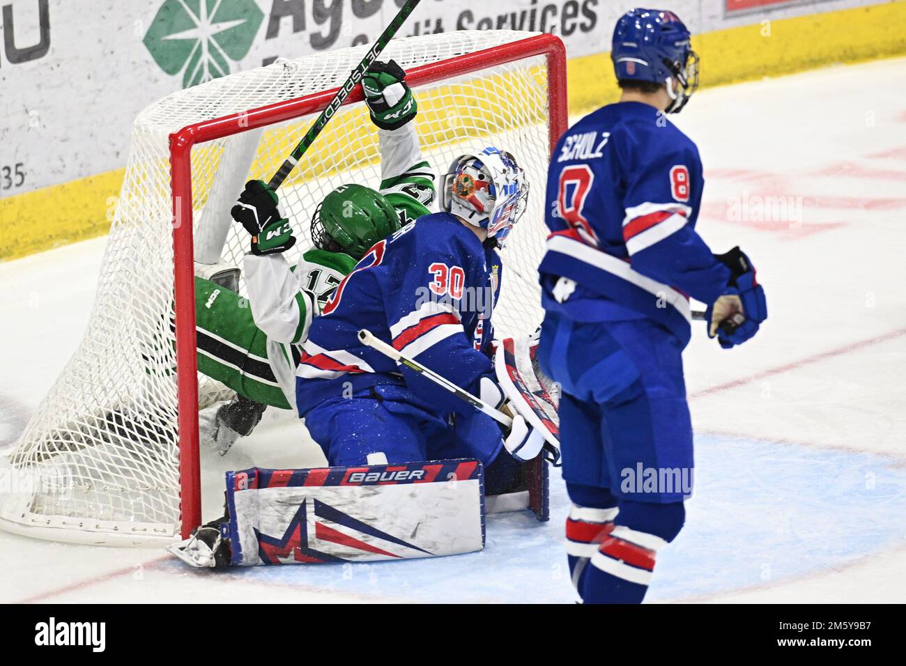 Il North Dakota Fighting Hawks Forward Riese Gaber (17) finisce in rete durante una partita di hockey tra gli Stati Uniti per la mostra maschile dell'NCAA Nazionale Under-18 e la University of North Dakota Fighting Hawks alla Ralph Engelstad Arena, Grand Forks, ND Sabato 31 dicembre 2022. Di Russell Hons/CSM Foto Stock