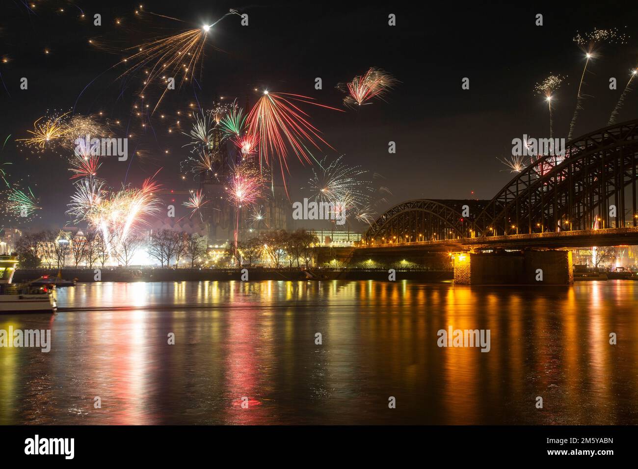 Colonia, Germania. 01st Jan, 2023. I fuochi d'artificio sorgono nel cielo notturno alla fine dell'anno. Credit: Thomas Banneyer/dpa/Alamy Live News Foto Stock