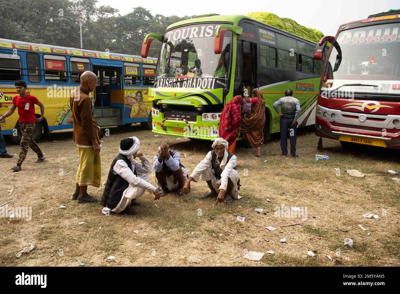 Kolkata, Bengala Occidentale, India. 30th Dec, 2022. A circa 150km km da Kolkata, nel distretto di Parganas, nel Sud 24, l'isola di Sagar è considerata favorevole dagli Indù, Che si riuniscono in questo periodo dell'anno per fare un tuffo santo alla giunzione del fiume Ganga e della baia del Bengala con una credenza che tutti i loro peccati saranno mondati. Molti devoti e Sadhus dalle diverse parti dell'India fare una sosta qui e poi avvalersi degli autobus del governo per andare a Ganga Sagar Mela e tornare anche. (Credit Image: © Barun Das/Pacific Press via ZUMA Press Wire) Foto Stock