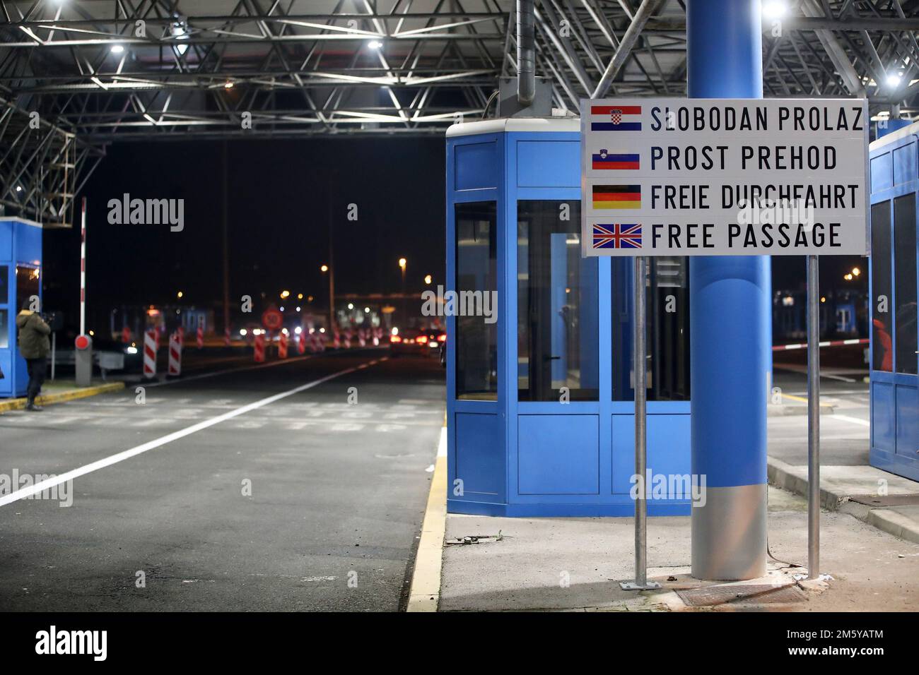 I poliziotti scendono un cartello al valico di frontiera di Bregana dopo l'ingresso della Repubblica di Croazia nell'area Schengen a Bregana, Croazia, il 1 gennaio 2023. A mezzanotte, la Croazia ha aderito alla zona Schengen e ha introdotto l'euro come mezzo di pagamento. Foto: Luka Stanzl/PIXSELL Foto Stock