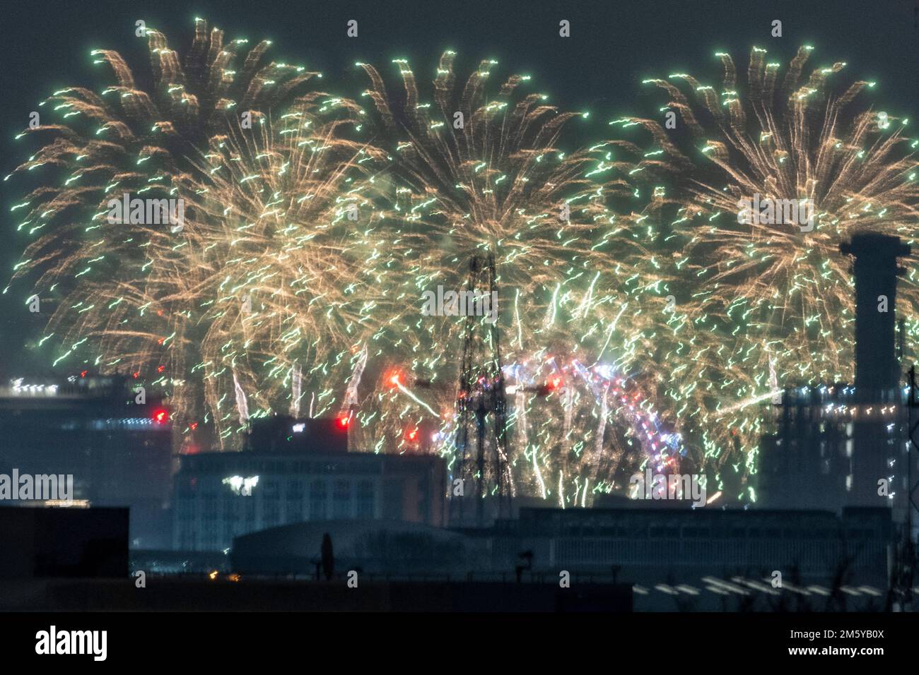 01 gennaio 2023. Londra, Regno Unito. Fuochi d'artificio illuminano lo skyline di Londra accogliendo il Capodanno 2023. Foto di Ray Tang Foto Stock
