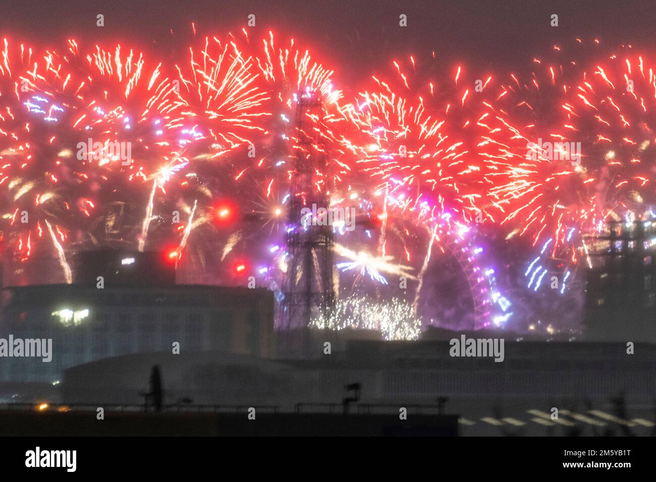 01 gennaio 2023. Londra, Regno Unito. Fuochi d'artificio illuminano lo skyline di Londra accogliendo il Capodanno 2023. Foto di Ray Tang Foto Stock