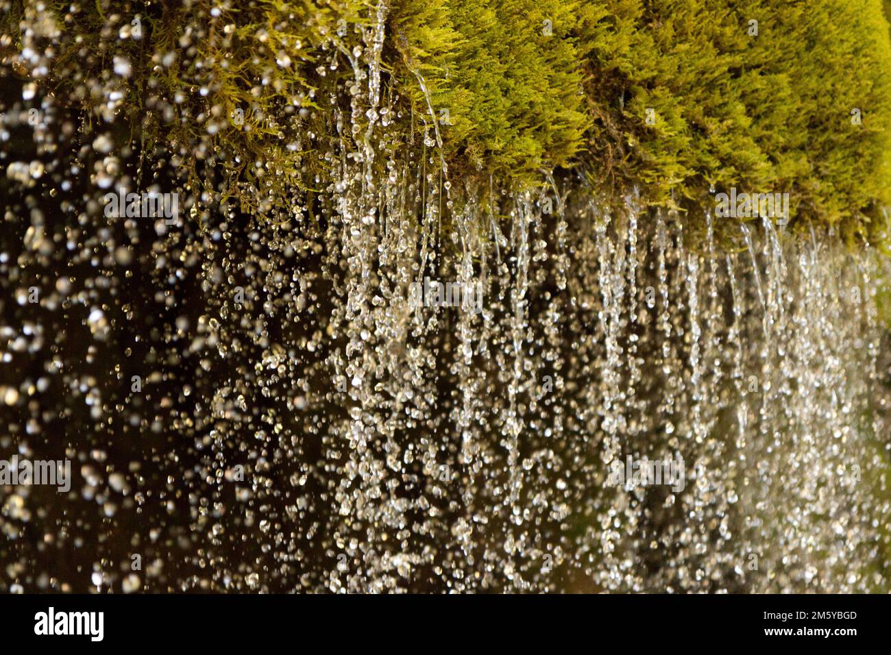Nahaufnahme eines Wasserfalls mit schneller Verschlusszeit/Freeze-Motion-Effekt Foto Stock