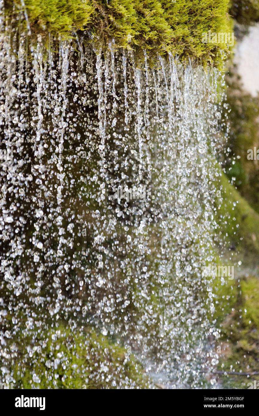 Nahaufnahme eines Wasserfalls mit schneller Verschlusszeit/Freeze-Motion-Effekt Foto Stock