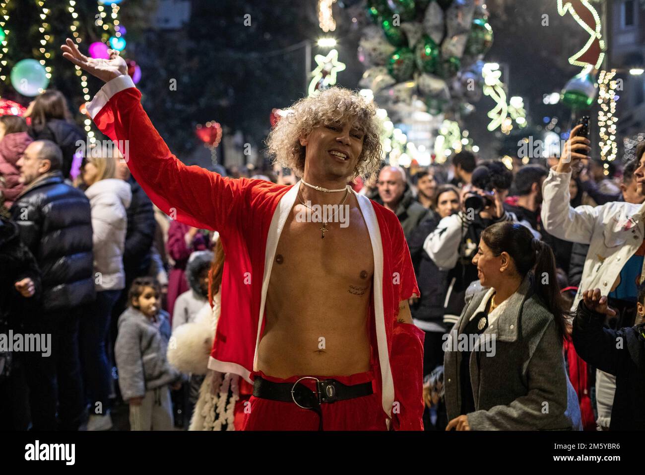 Istanbul, Turchia. 31 dicembre 2022: Un uomo vestito come Babbo Natale posa sulla strada. I cittadini di Nisantasi hanno accolto il nuovo anno in Via Abdi Ipekci, che è stato decorato con luci a Sisli, Istanbul, Turkiye il 31 dicembre 2022. Cittadini e turisti che volevano accogliere il nuovo anno in importanti punti della città si sono riuniti nelle piazze e nelle strade. (Credit Image: © Tolga Ildun/ZUMA Press Wire) Credit: ZUMA Press, Inc./Alamy Live News Foto Stock