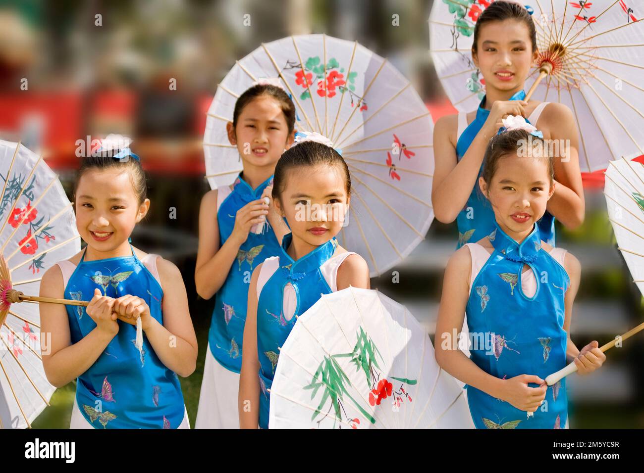 Ballerini folkloristici di giovani ragazze al festival di Taiwan Foto Stock
