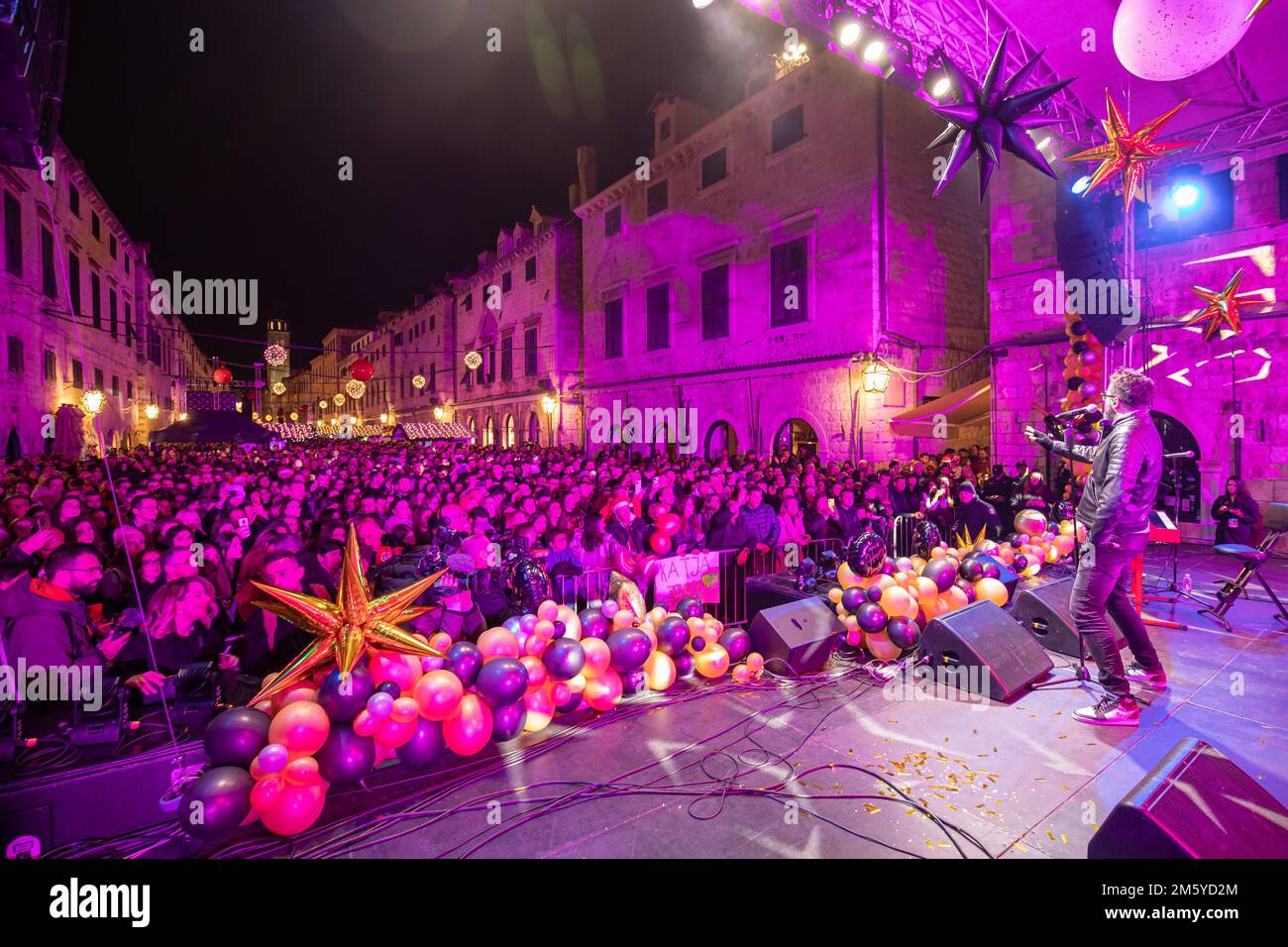 I cittadini hanno accolto il nuovo anno 2023 con il musicista croato Petar Graso a Dubrovnik, Croazia, il 1 gennaio 2023. Foto: Grgo Jelavic/PIXSELL Foto Stock
