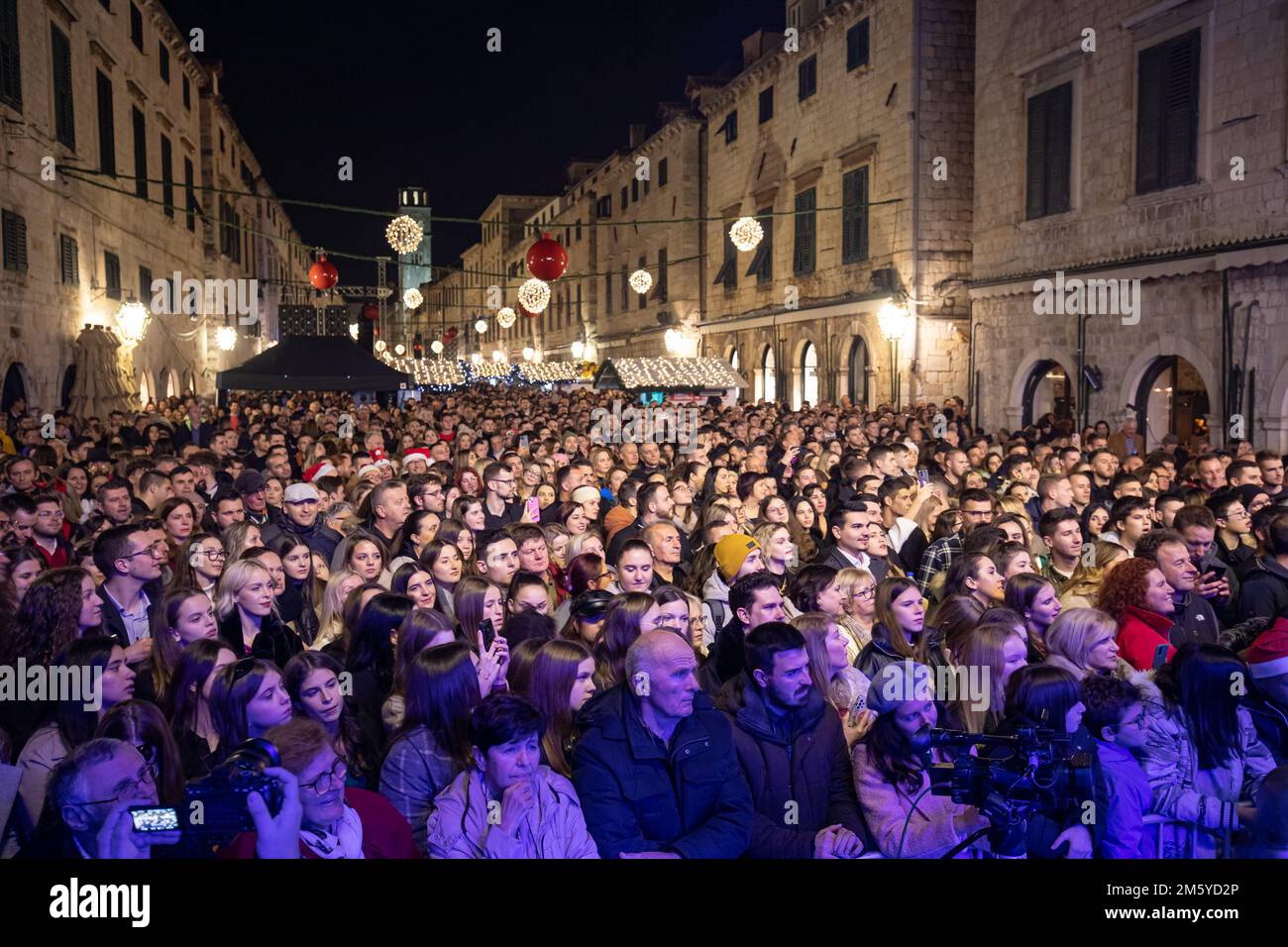 I cittadini hanno accolto il nuovo anno 2023 con il musicista croato Petar Graso a Dubrovnik, Croazia, il 1 gennaio 2023. Foto: Grgo Jelavic/PIXSELL Foto Stock
