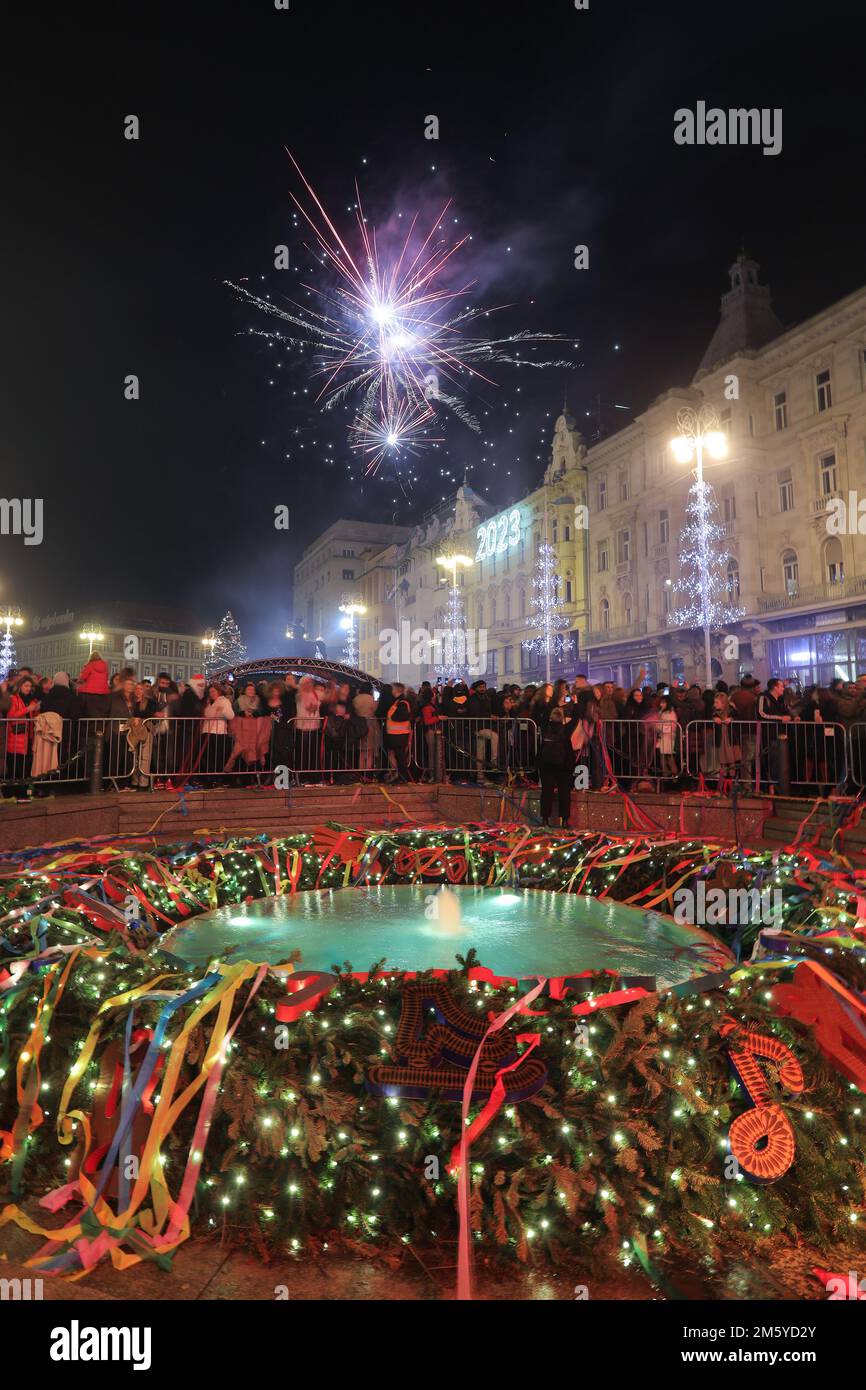 Confetti e fuochi d'artificio in occasione delle celebrazioni di Capodanno in Piazza Ban Josip Jelacic a Zagabria, Croazia, il 1 gennaio 2023. Foto: Tomislav Miletic/PIXSELL Foto Stock