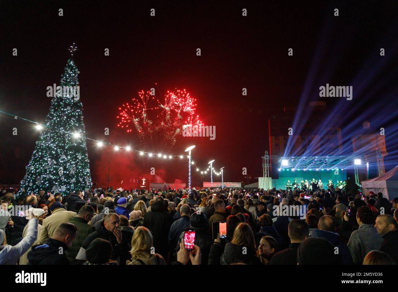 Fuochi d'artificio a Capodanno 2023 a Vukovar, Croazia il 1 gennaio 2023. Foto: Miroslav Slafhauzer/PIXSELL Foto Stock
