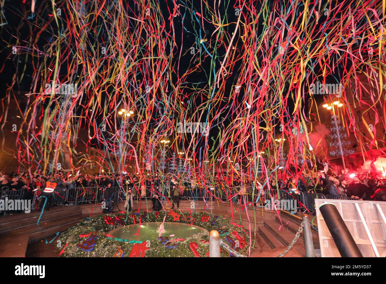 Confetti in occasione delle celebrazioni di Capodanno in Piazza Ban Josip Jelacic a Zagabria, Croazia, il 1 gennaio 2023. Foto: Tomislav Miletic/PIXSELL Foto Stock