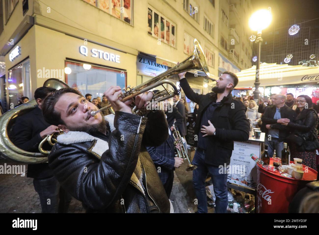 Le persone si riuniscono durante le celebrazioni di Capodanno in Piazza Ban Josip Jelacic a Zagabria, Croazia, il 31 dicembre 2022. Foto: Tomislav Miletic/PIXSELL Foto Stock