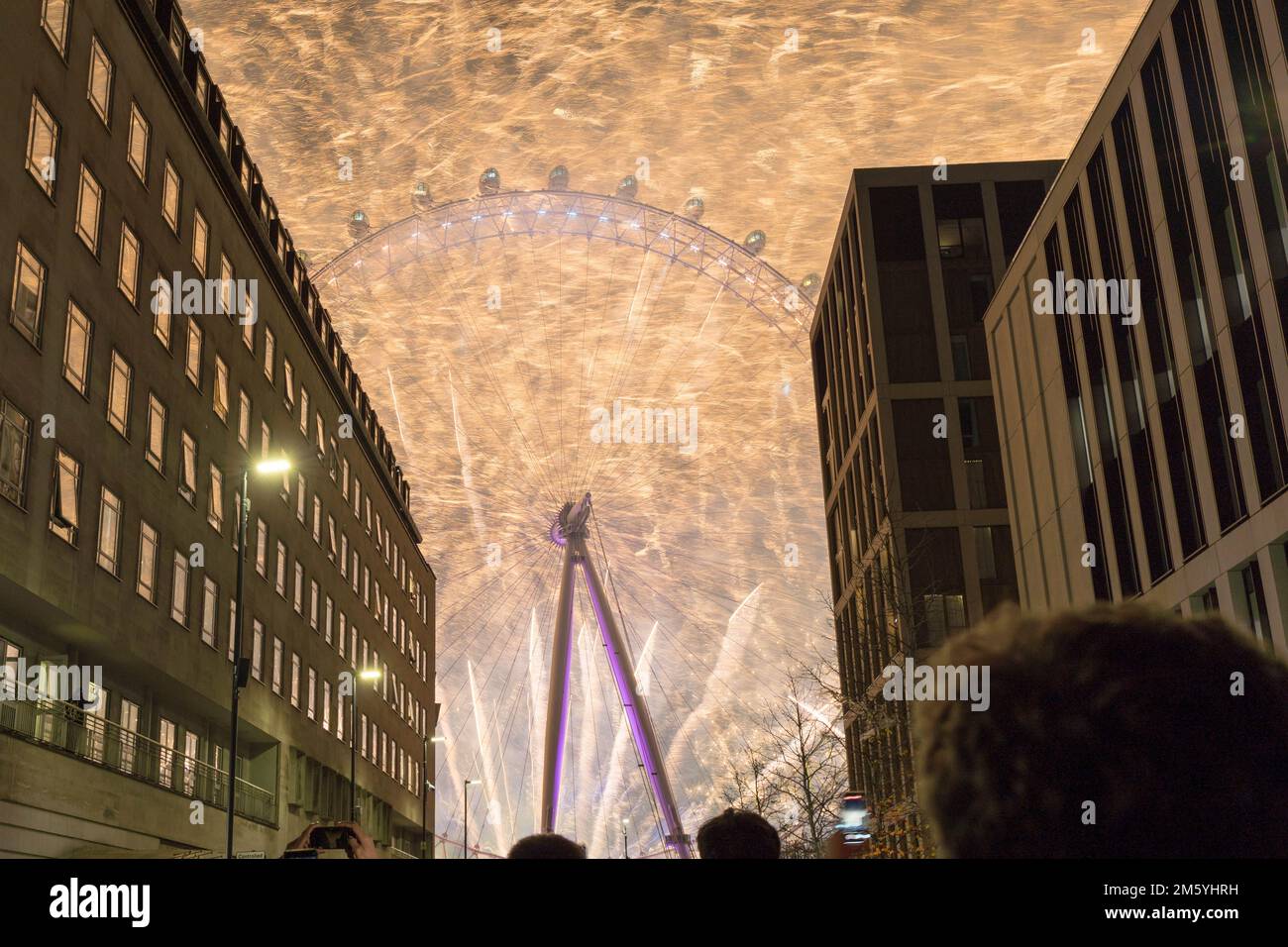 Londra Regno Unito. 1st gennaio 2023. Londra inanellerà il Capodanno 2023 con fuochi d'artificio al London Eye, una tradizionale festa di Capodanno nel centro di Londra, Regno Unito. Credit: Glosszoom/Alamy Live News Foto Stock
