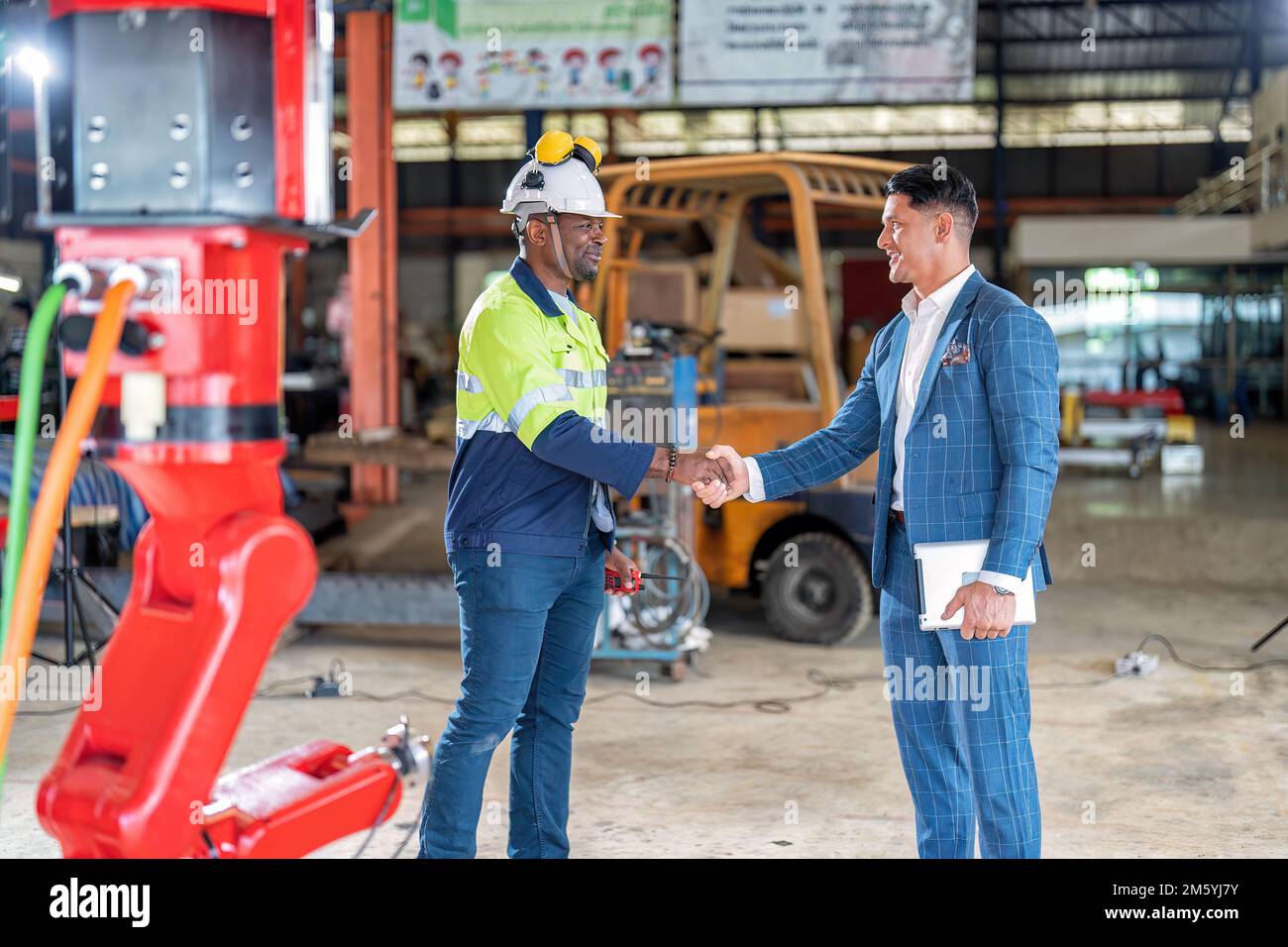 Il servizio clienti dei tecnici spiega l'introduzione del nuovo modello robotico all'acquirente in fabbrica Foto Stock