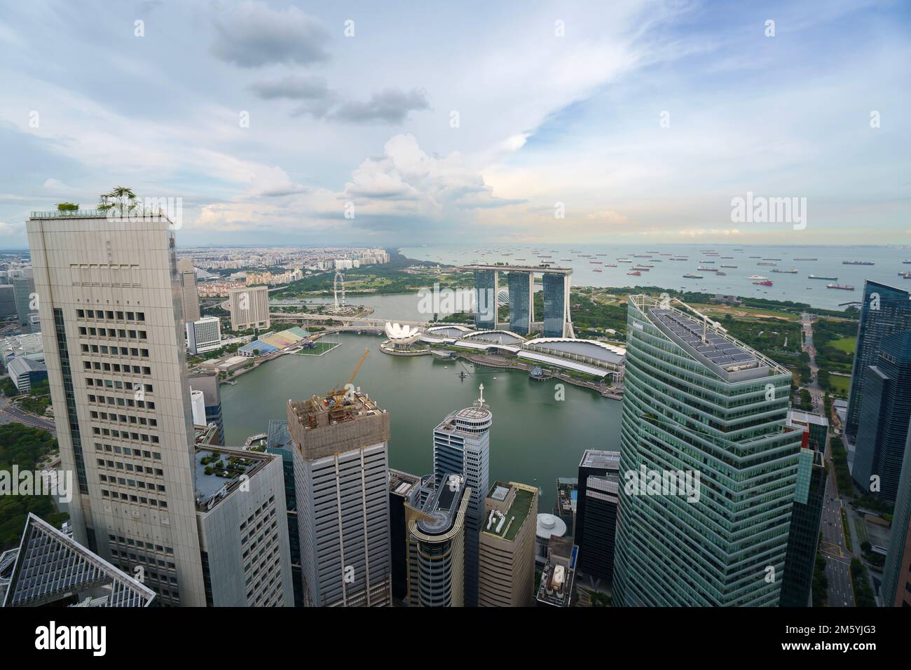 Vista aerea del quartiere finanziario e della città di Singapore in giornata a Singapore, in Asia Foto Stock