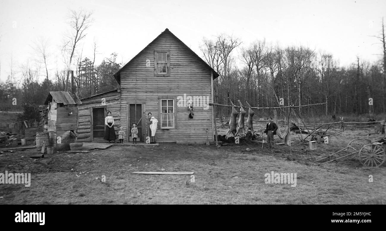 Famiglia su una fattoria rustica in Wisconsin rurale, ca. 1885. Foto Stock