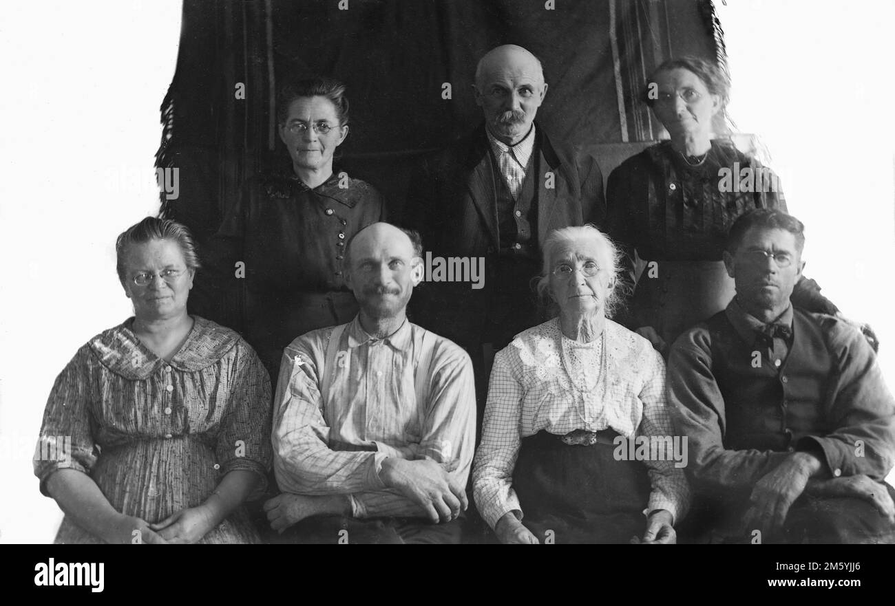 Un gruppo di adulti maturi si pongono insieme, ca. 1920. Foto Stock