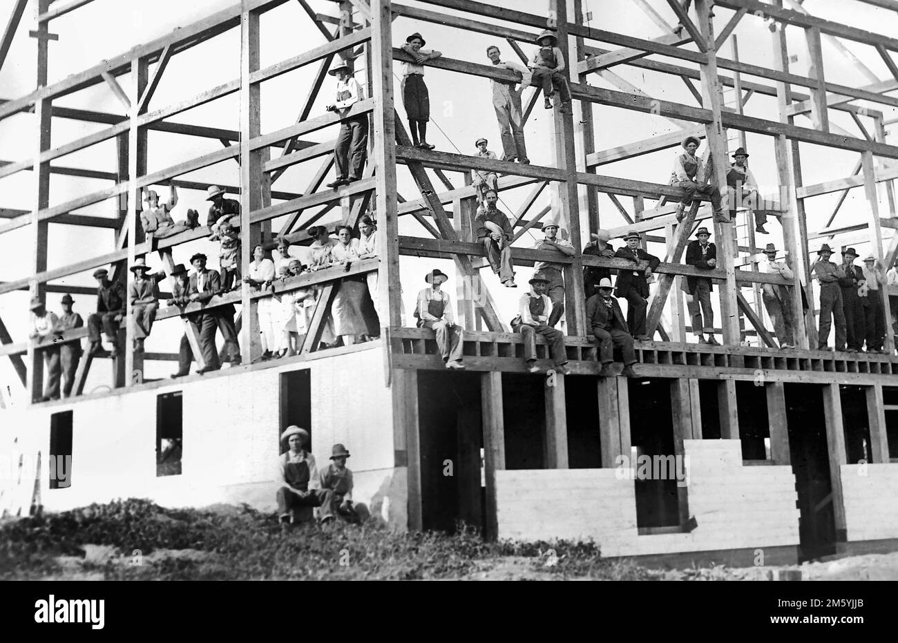 Gli agricoltori di zona si riuniscono per costruire un fienile in Wisconsin, ca. 1910. Foto Stock