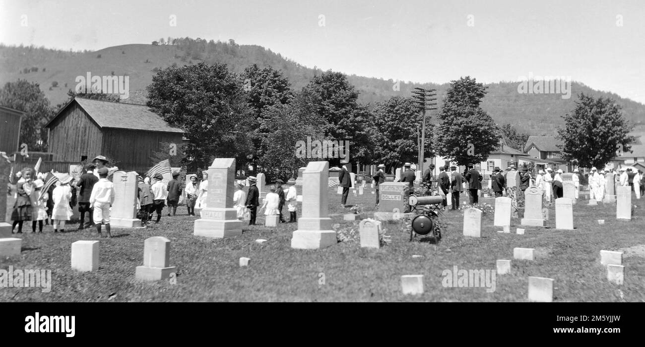 I resti della sfilata del Memorial Day della cittadina finiscono nel cimitero locale, ca. 1915. Foto Stock