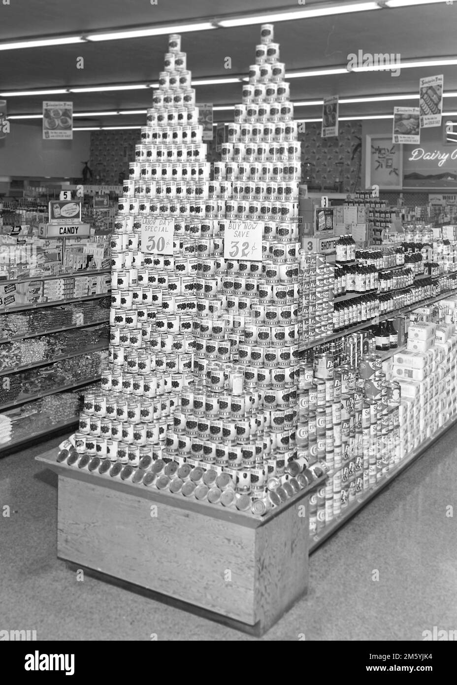 Pile di prodotti in scatola sono mostrate in un negozio di alimentari della California meridionale, ca. 1962. Foto Stock