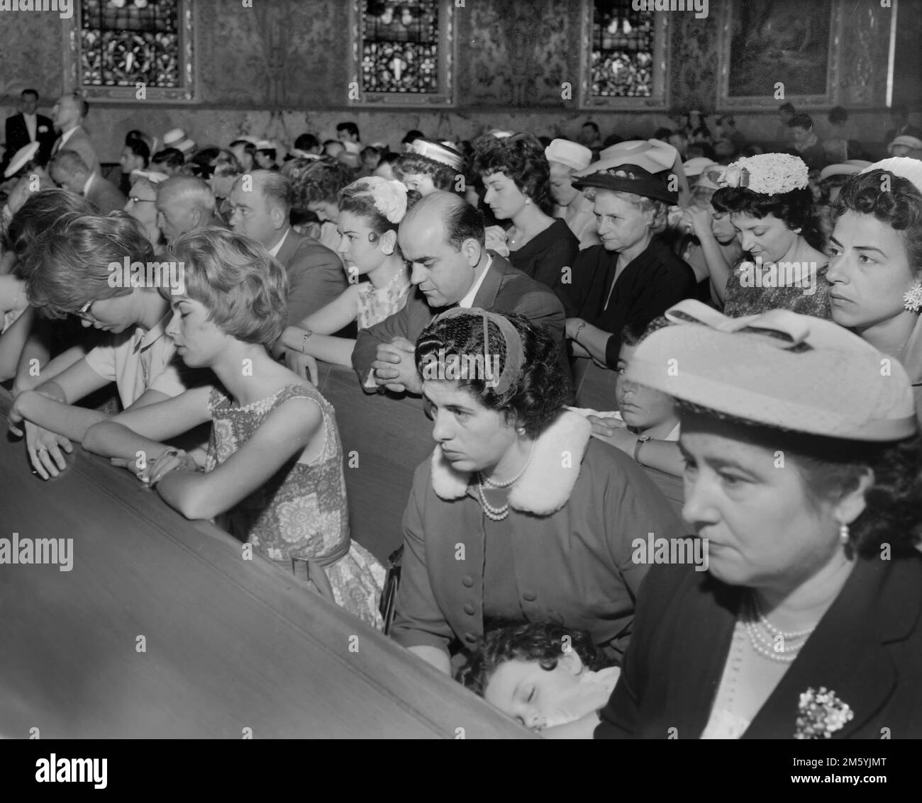 Una folla di adoratori è mostrata nei banchi di una chiesa nel sud della California, ca. 1966, Foto Stock