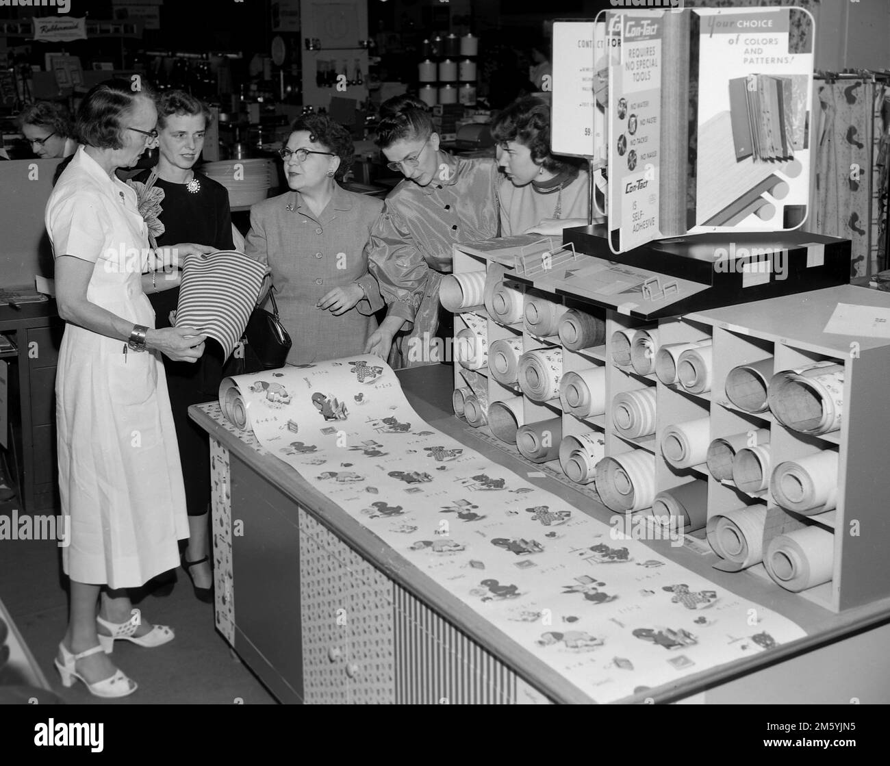 Le donne stanno addestrando il confezionamento dei pacchetti in un negozio al dettaglio nella California meridionale, ca. 1960. Foto Stock