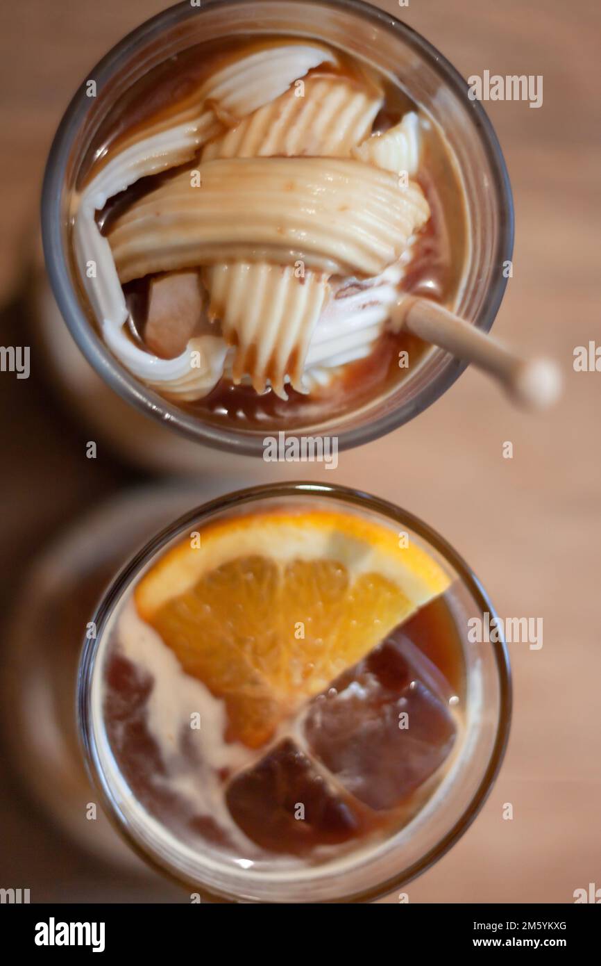 Bicchiere di americano mescolato con cocco e succo d'arancia, foto di scorta Foto Stock