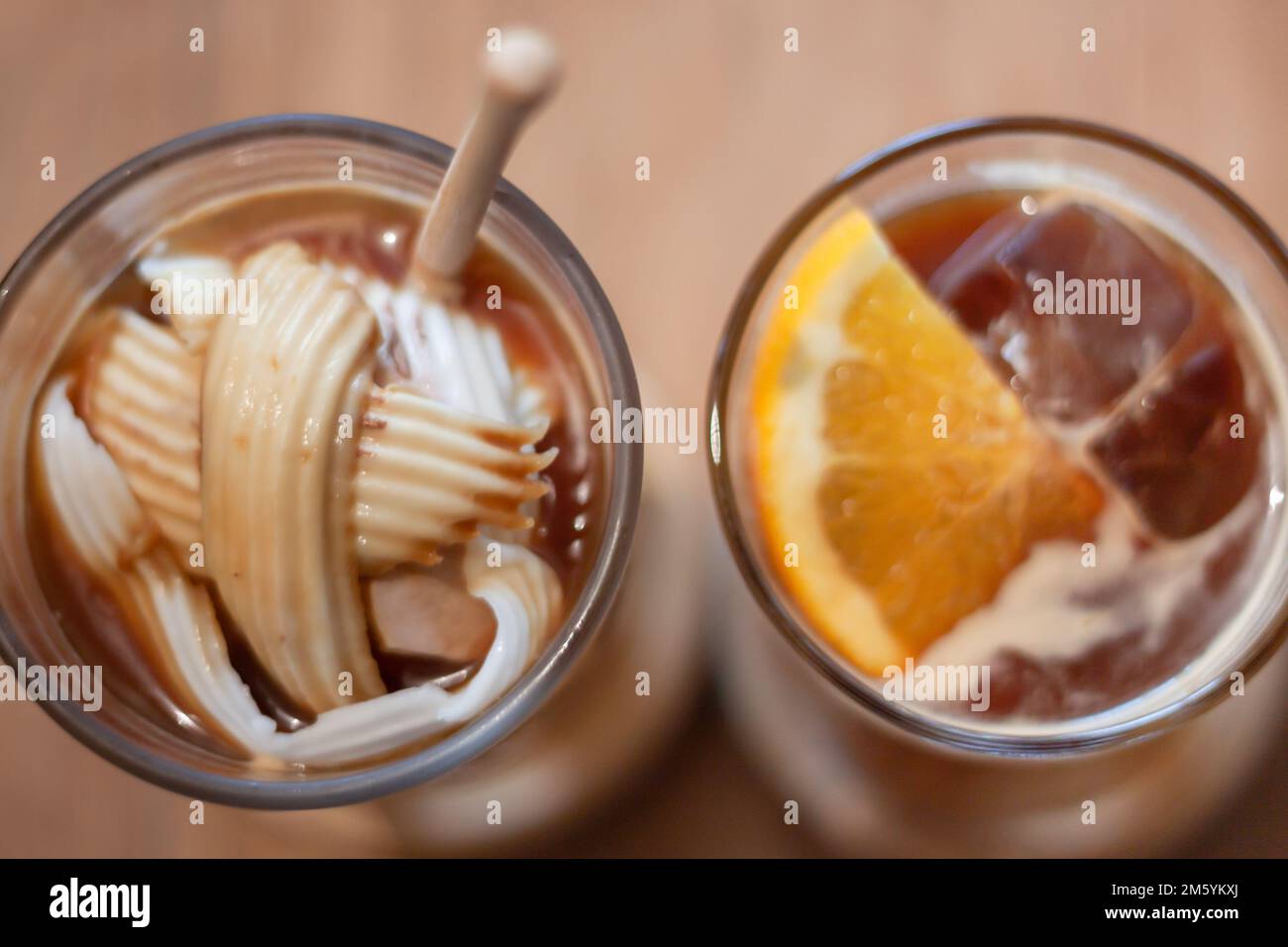 Bicchiere di americano mescolato con cocco e succo d'arancia, foto di scorta Foto Stock
