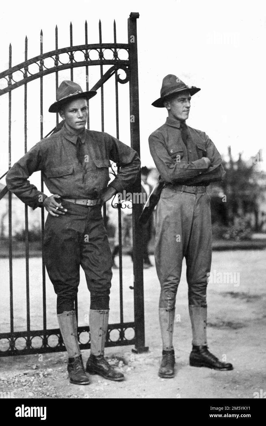 Due soldati americani si trovano vicino a un cancello nel campo di allenamento del Texas, circa 1917. Foto Stock