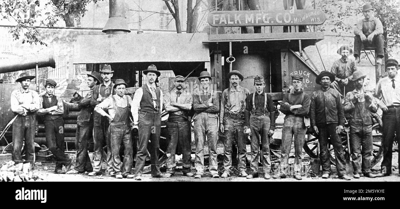 Svolta del ritratto del 20th ° secolo dei lavoratori alla Falk Manufacturing Co a Milwaukee, Wisconsin, ca. 1900. Foto Stock
