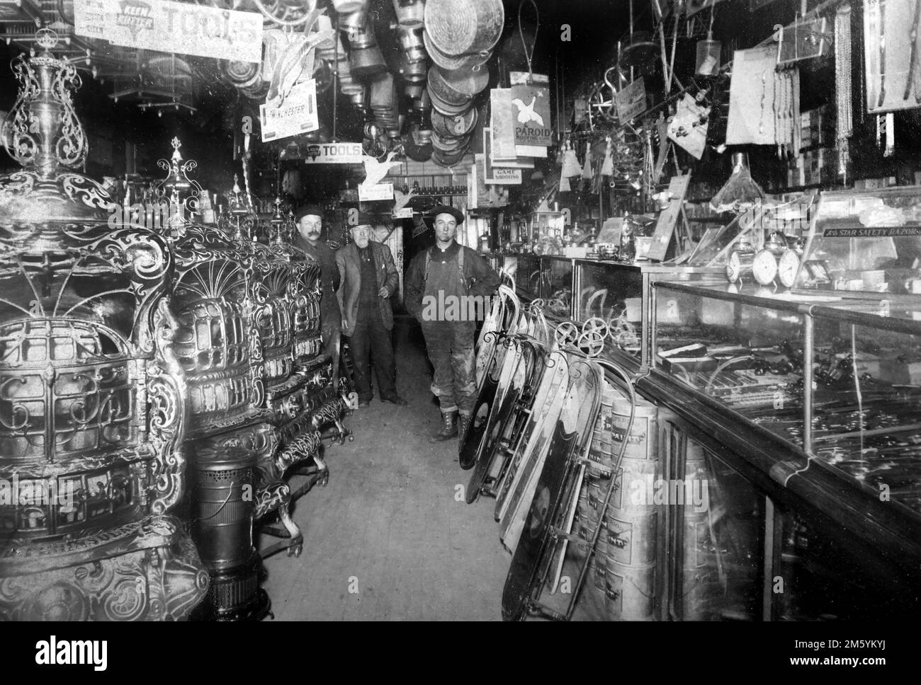 Una svolta del negozio di ferramenta del 20th° secolo nel Midwest degli Stati Uniti, ca. 1900. Foto Stock