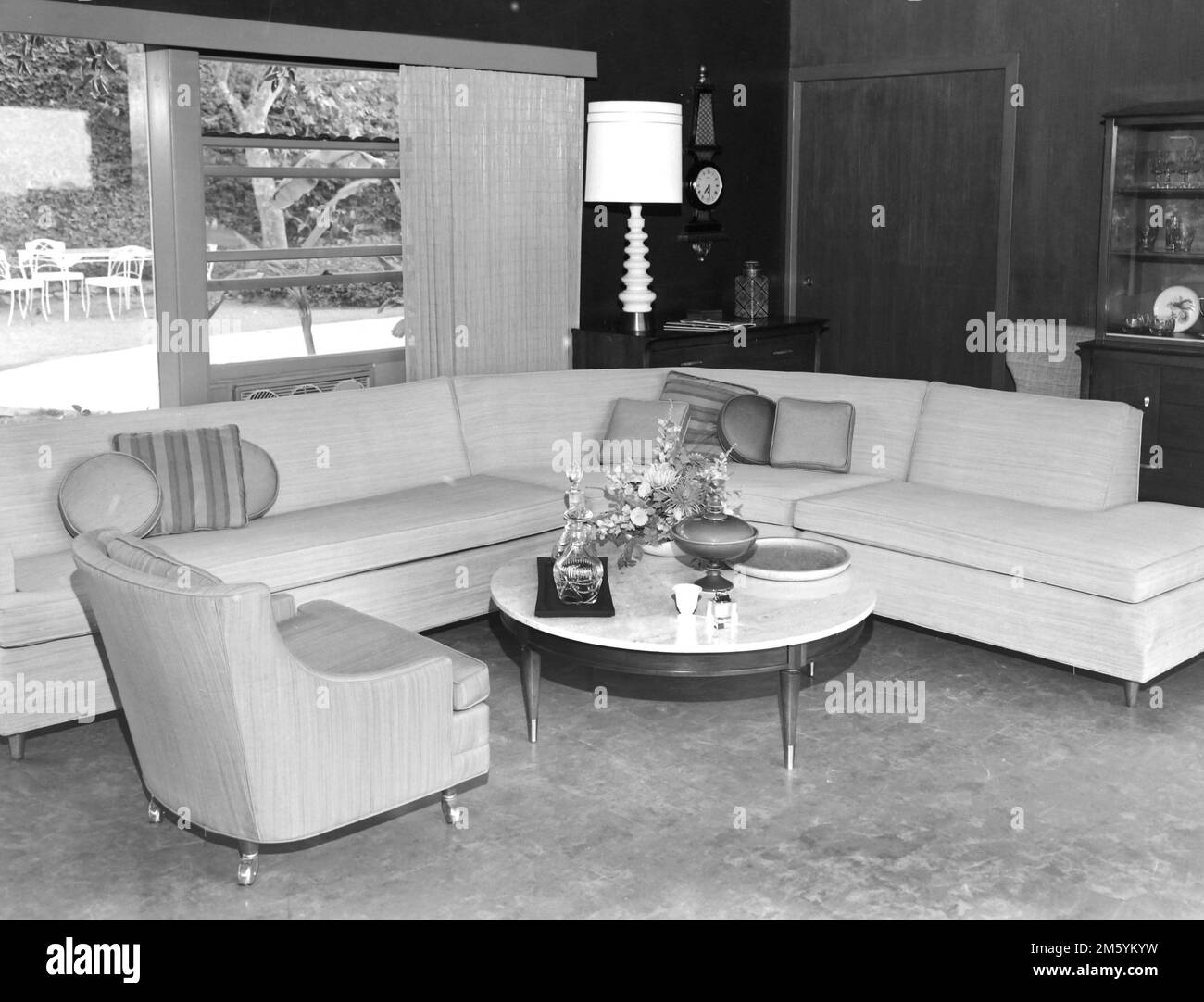 Elegante soggiorno MCM in una casa ranch California, ca. 1963. Foto Stock