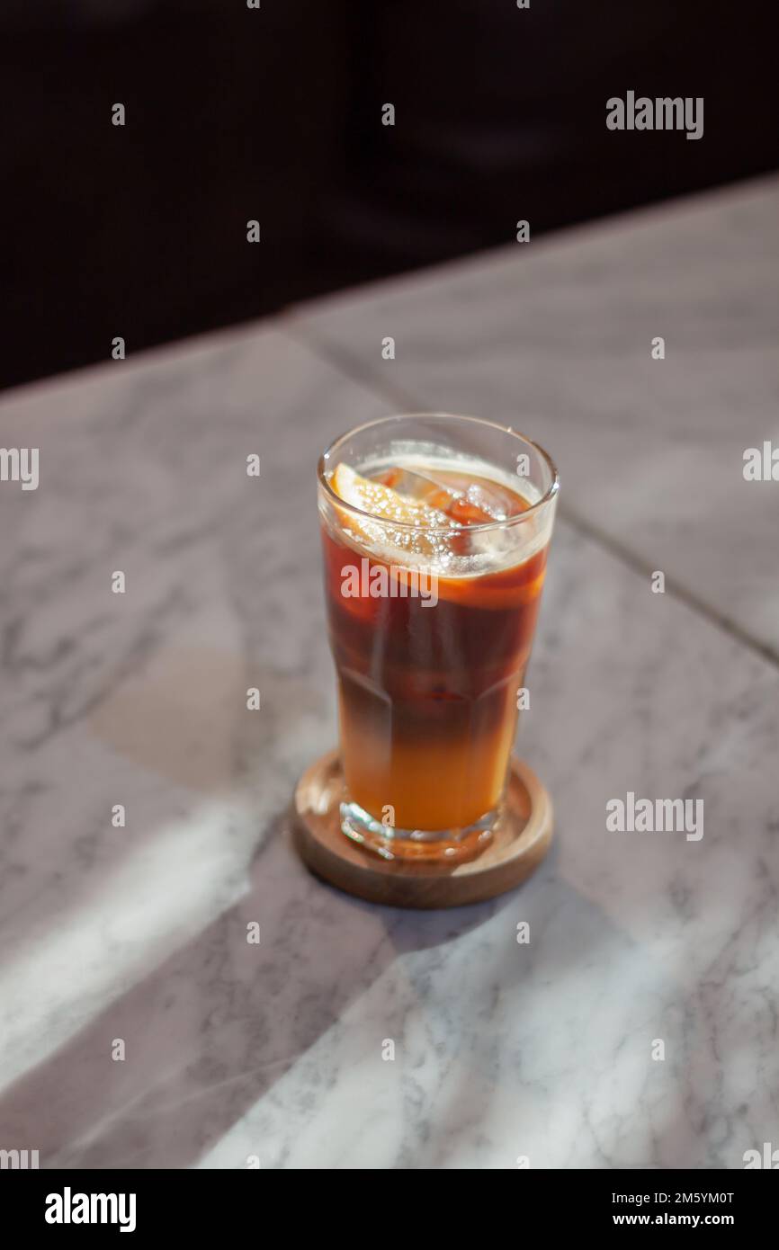 Bicchiere di americano mescolato con succo d'arancia, foto di scorta Foto Stock