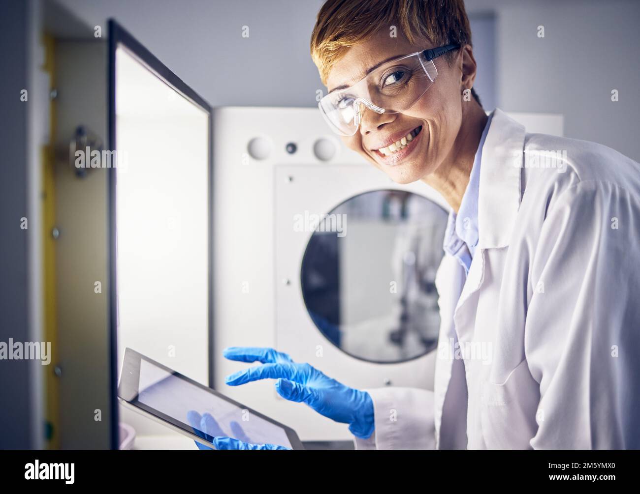 Ritratto scientifico, tablet o laboratorio di donne con conservazione di sicurezza per l'innovazione farmaceutica, lo sviluppo medico o la ricerca medica. Sicurezza Foto Stock
