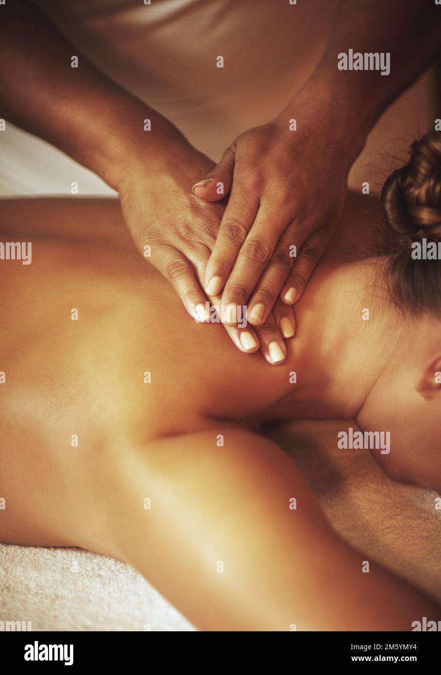 Mantenere la calma e prenotare un massaggio. una donna che gode di un massaggio alla schiena in una spa. Foto Stock