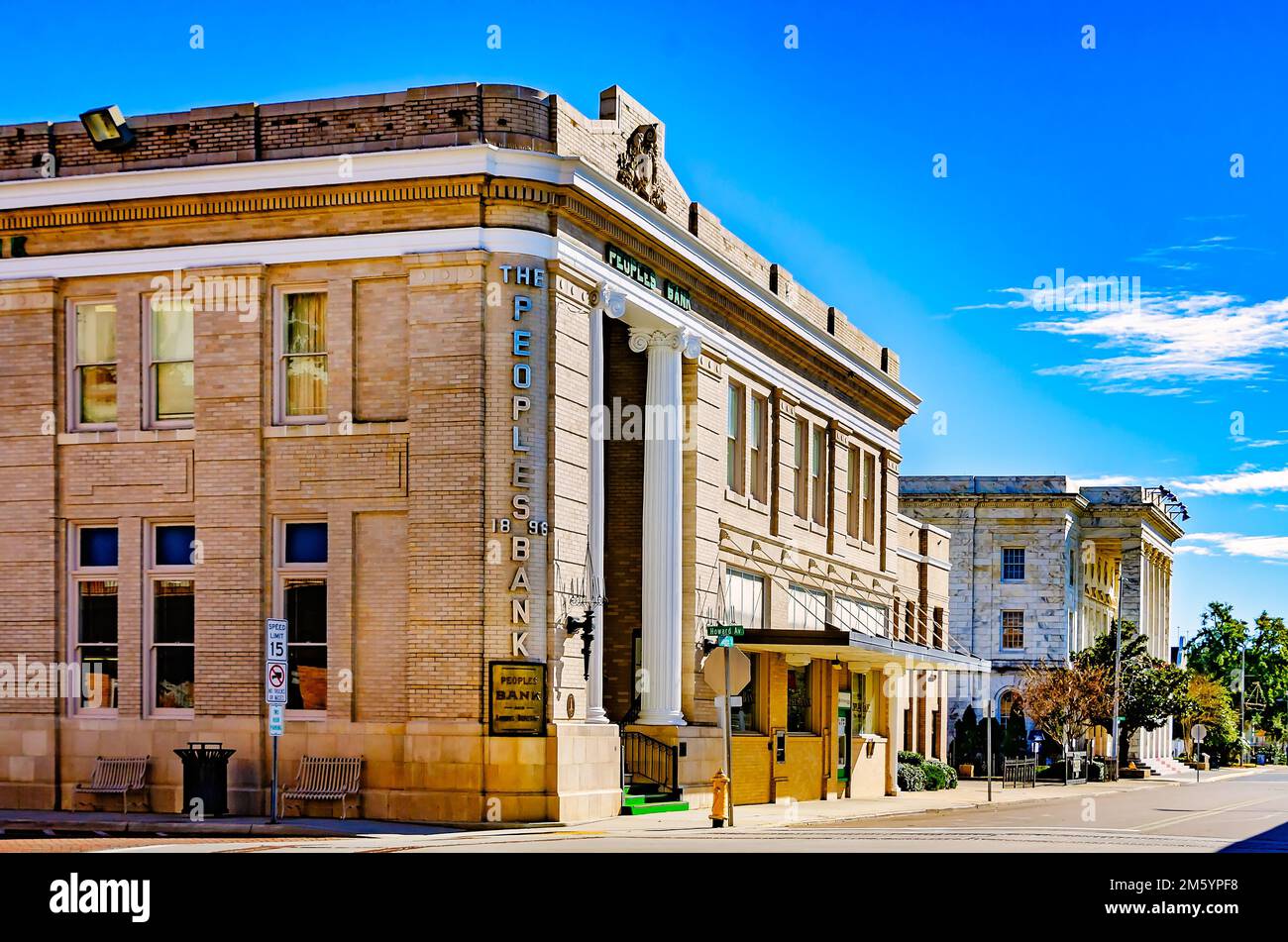 La Peoples Bank è raffigurata all'incrocio tra Lameuse Street e Howard Avenue, il 28 dicembre 2022, a Biloxi, Mississippi. Foto Stock