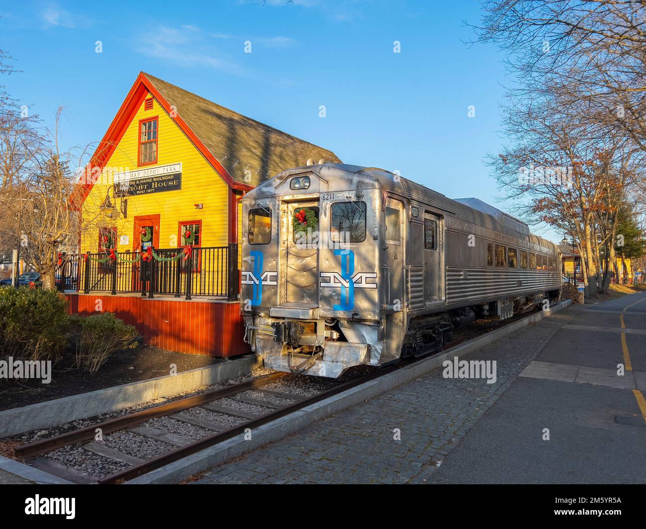 Bedford Depot e Budd Rail Diesel Car RDC #6621 su Loomis Street, nel centro storico di Bedford, Massachusetts, ma, USA. Foto Stock