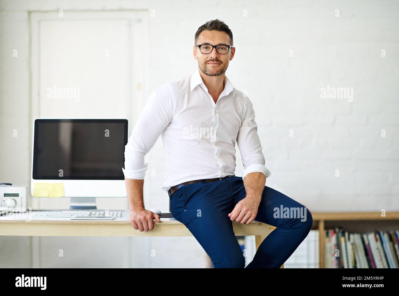 In attesa del prossimo progetto. Ritratto corto di un uomo d'affari seduto una scrivania nel suo ufficio. Foto Stock