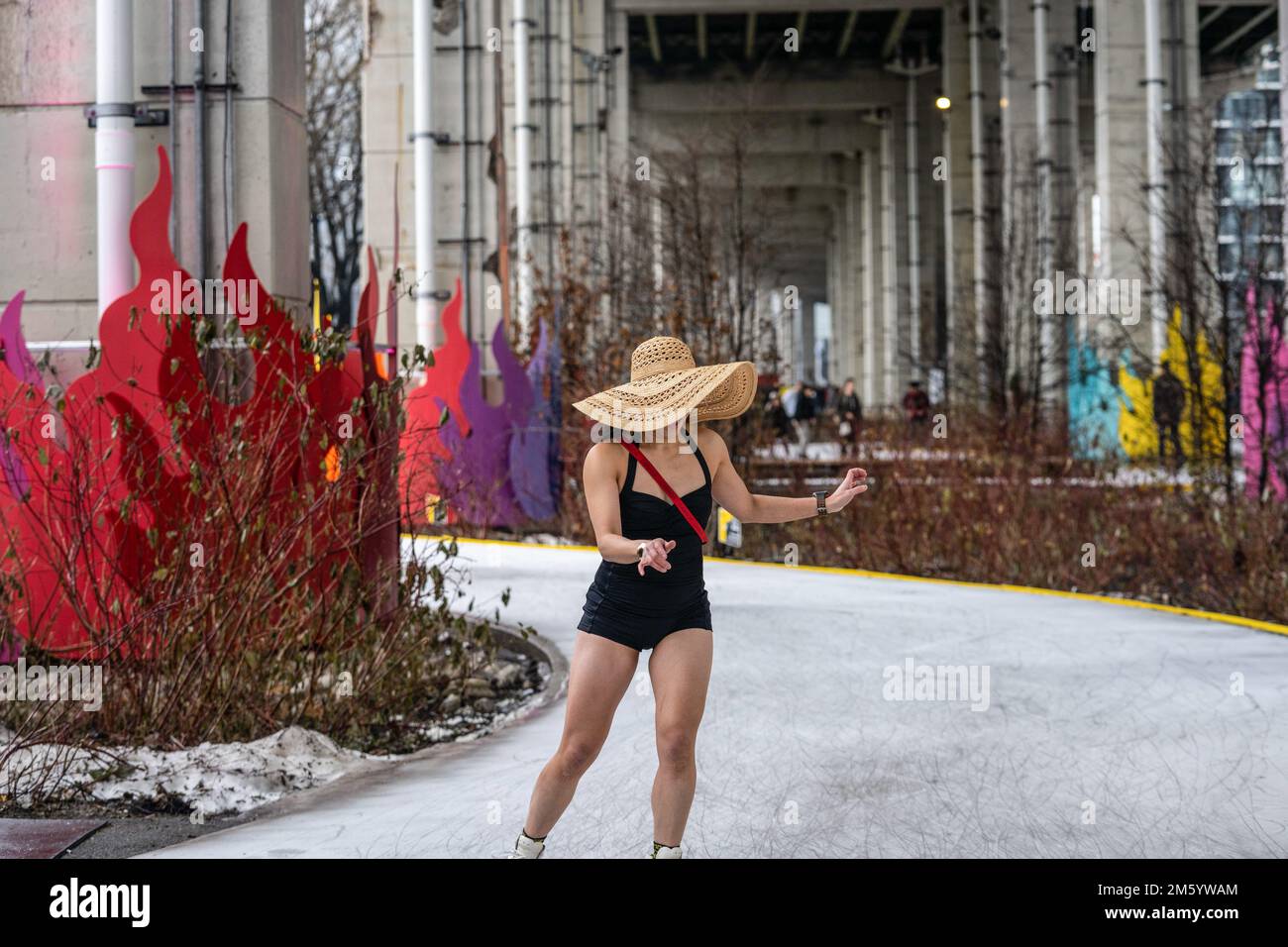 Toronto, Canada. 31st Dec, 2022. I pattinatori di ghiaccio vestiti con  costumi natalizi sfidano il freddo su una pista di pattinaggio. Il Beltway  Polar Bear Skate è un'auto di abbigliamento organizzata dalla