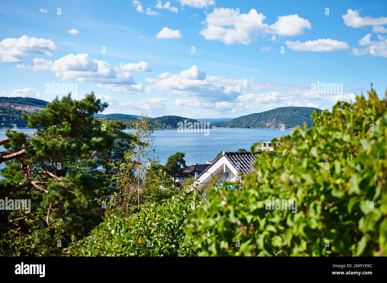 Beatitudine immobiliare. una casa vicino ad un corpo d'acqua. Foto Stock