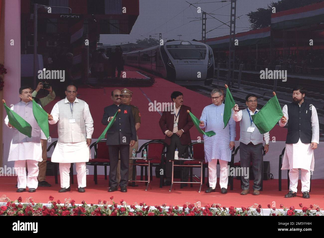 Kolkata, India. 30th Dec, 2022. Il viaggio ha generato il ministro della ferrovia Aishwini Vaishnaw West Bengala il ministro capo Motta Banerjee ed altri dignitari inaugurano il treno di Vande Bharat ospitando la bandiera. (Foto di Sandip Saha/Pacific Press) Credit: Pacific Press Media Production Corp./Alamy Live News Foto Stock